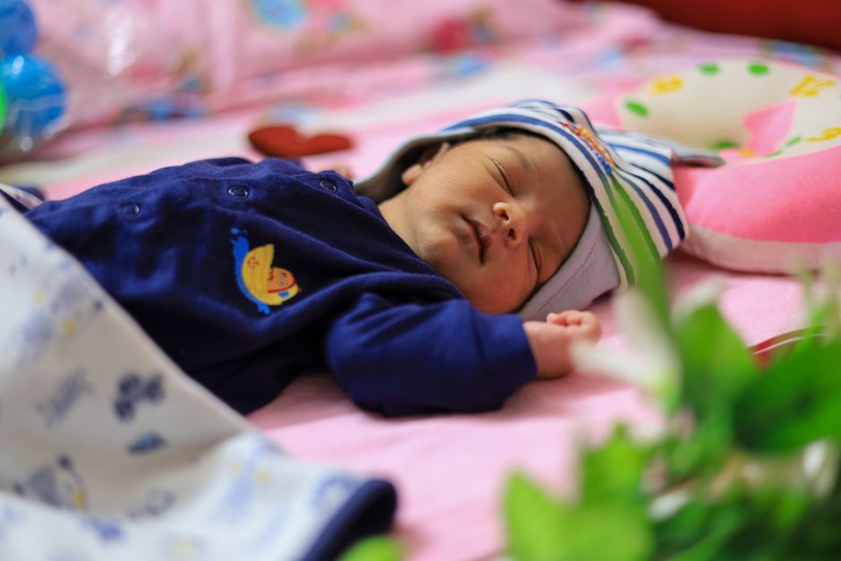 A sleeping infant resting peacefully during a structured daytime nap