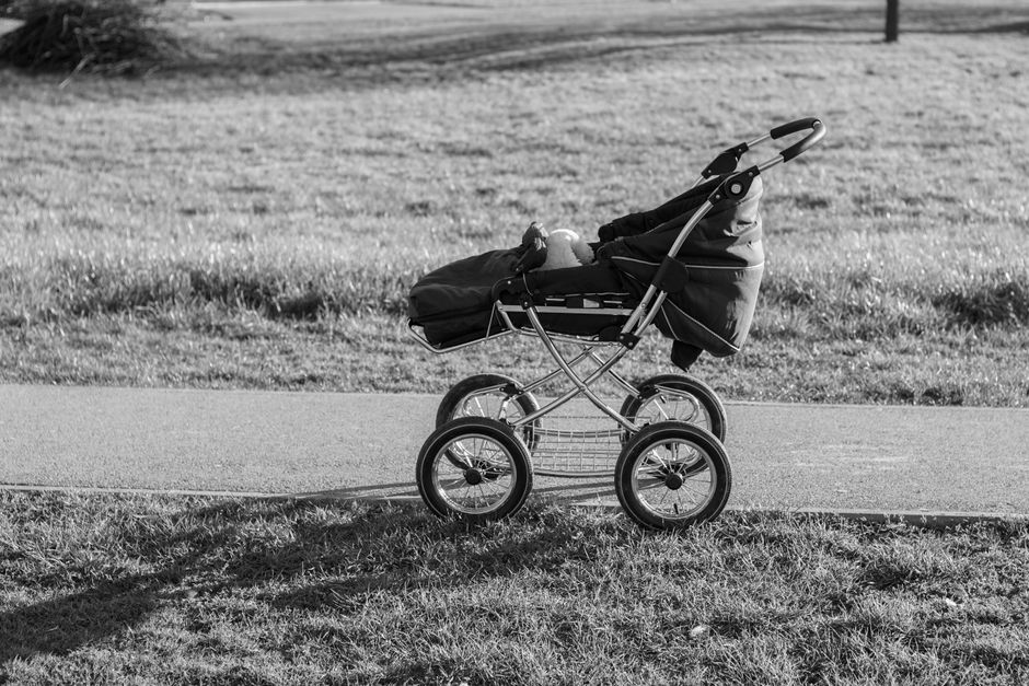 Outdoor stroller setup with unobstructed airflow