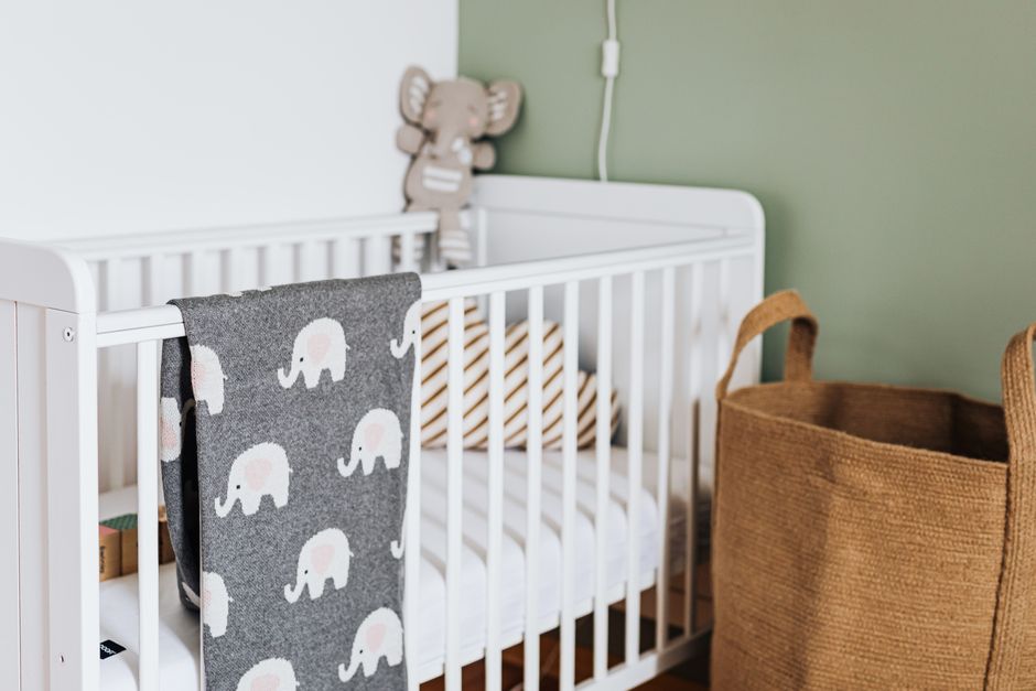 Minimalist and safe nursery crib without pillows or bumpers